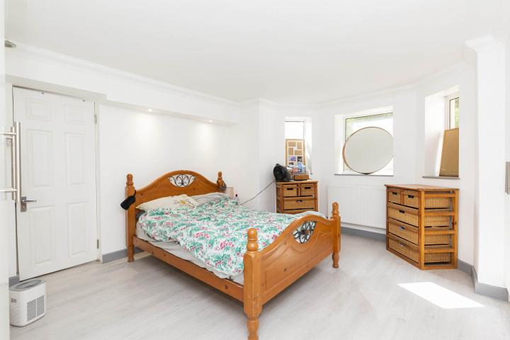 Modern and Central Apartment Fairhazel Gardens, South Hampstead